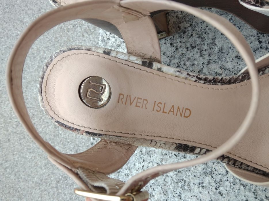 Białe sandały słupek platforma 38 River Island