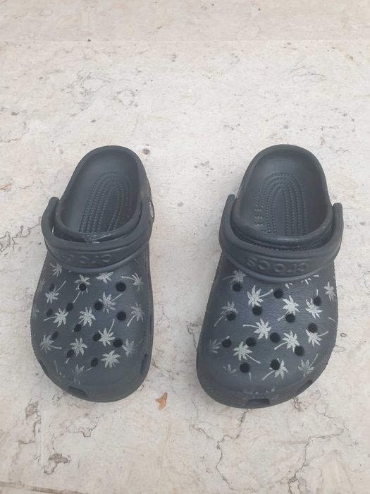 Crocs pretas com palmeiras prateadas, tamanho 35