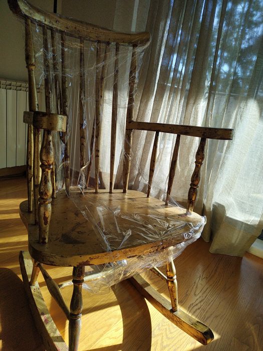 Cadeira Baloiço restaurada pintada a folha de ouro