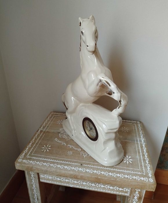 Antiga Escultura com Relógio de corda manual