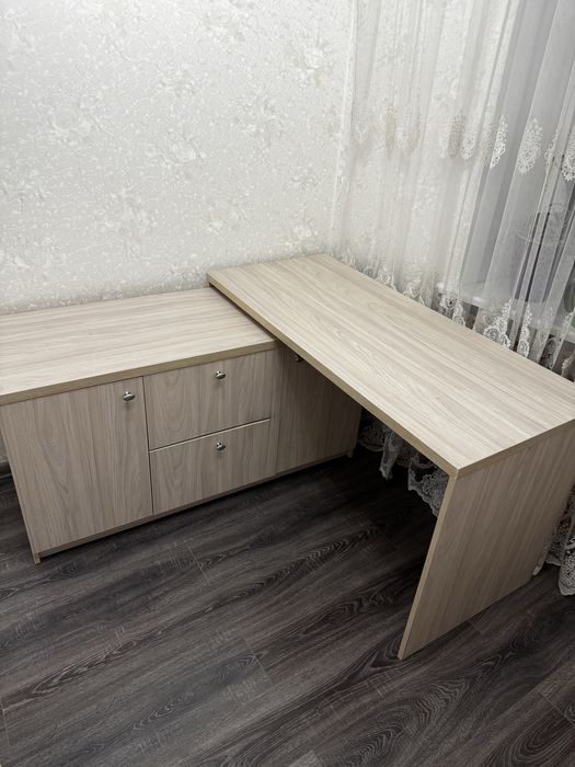 Меблі (стіл та тумба)