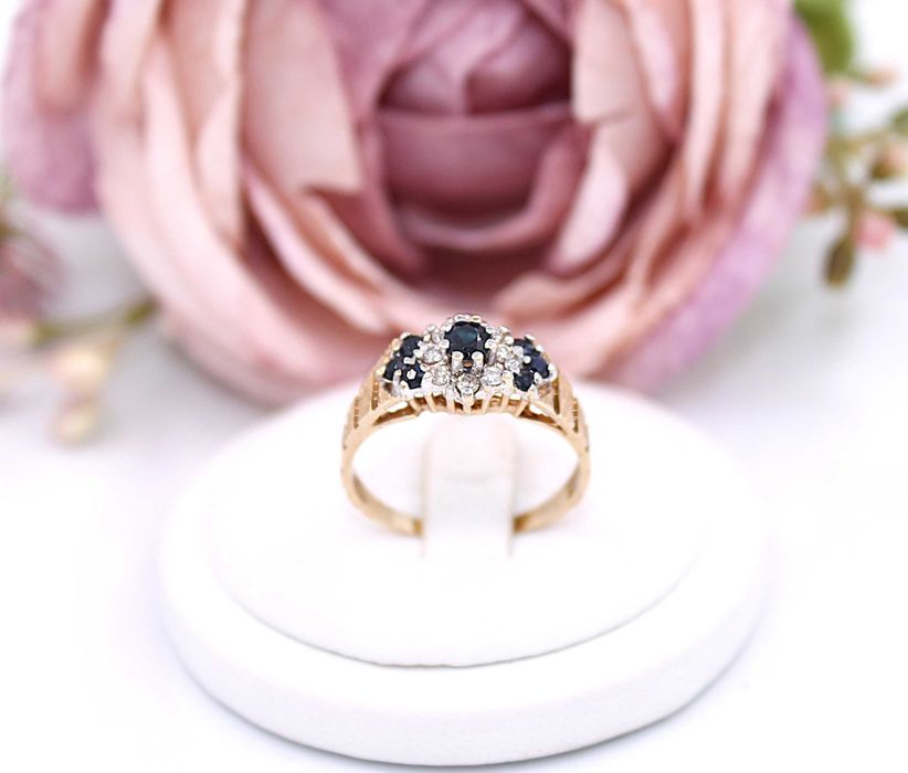 Złoty pierścionek p.375/2,41g z brylantami i szafirami