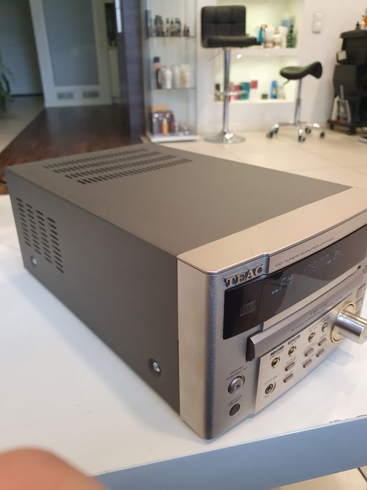 Amplituner TEAC mini z pilotem zastępczym.