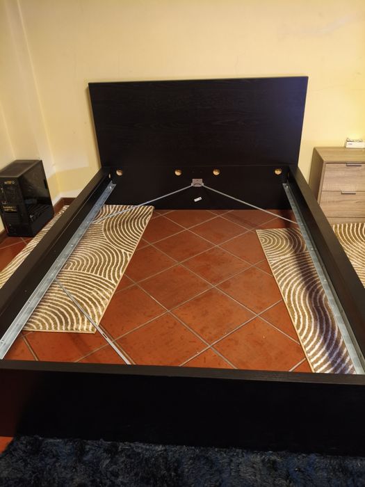 Cama de casal 140x200 como nova