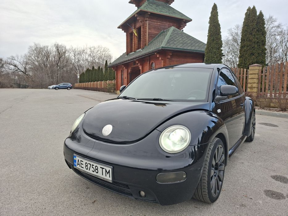 Продам Volkswagen New Beetle він же Жук. Виглядає сучасно, незважаючи на свій вік.
вік.
Кузов не битий, не гнилий, невеликі подряпини є. Лінзована оптика (ксенон) ззаду діодні стопи. Тонований. Мотор 2.0 літра, простий і надійний, масло не бере, не димить. Ходова зібрана, нічого не стукає.
18 дисків виглядає шикарно.
Салон у прекрасному стані, багато деталей оброблені в карбон, стеля перетягнута в алькантару.
По комплектації Кондиціонер, ГУР, склопідйомники AIR BAG, ABS та інше.Нова зимова резина.
Автомобіль без глобальних вкладень, сів і поїхав.
З документами повний порядок, переоформлення.
Ціна 3350$