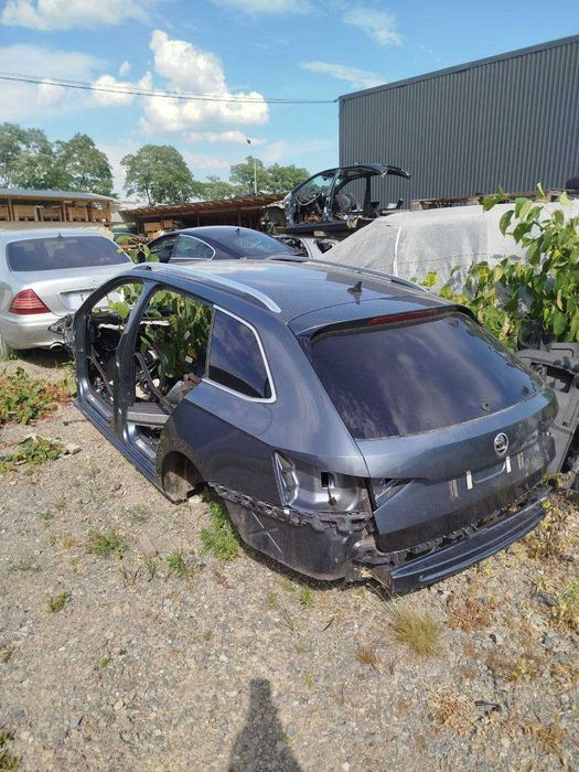 Розборка шрот Шкода суперб 2,3 Skoda Superb 3 четверть двері ляда