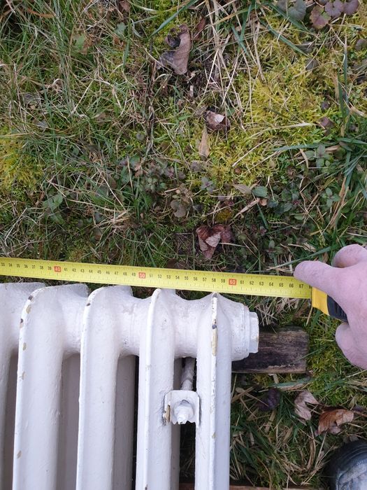 Duży i mały grzejnik żeliwny/ kaloryfery