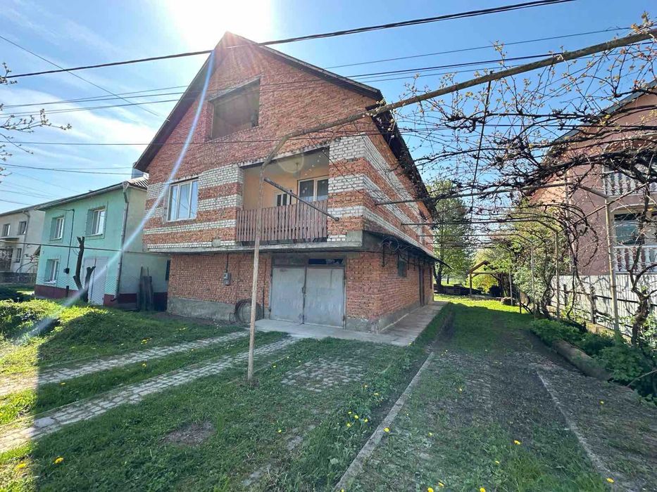 Продається 3 поверховий будинок в смт. Тересва