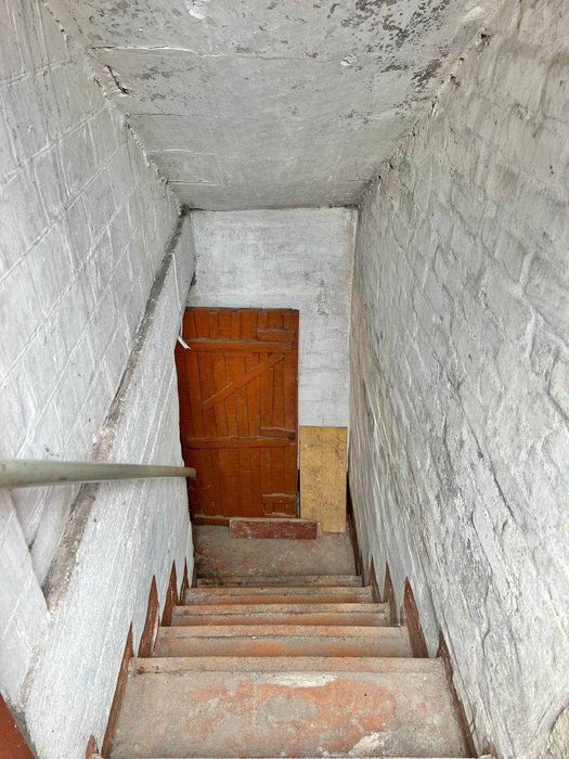 Продається ВИДОВИЙ 2-х поверховий будинок з двома гаражами,