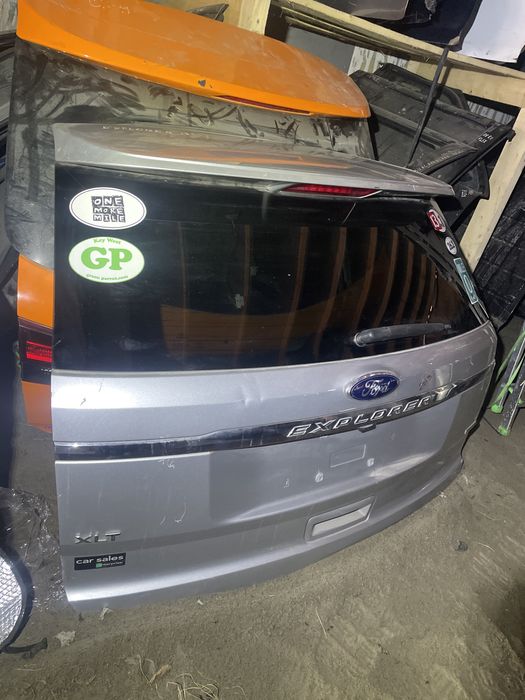 Крышка багажника в сборе со стеклом  Ford Explorer 2011-15 гг серебро