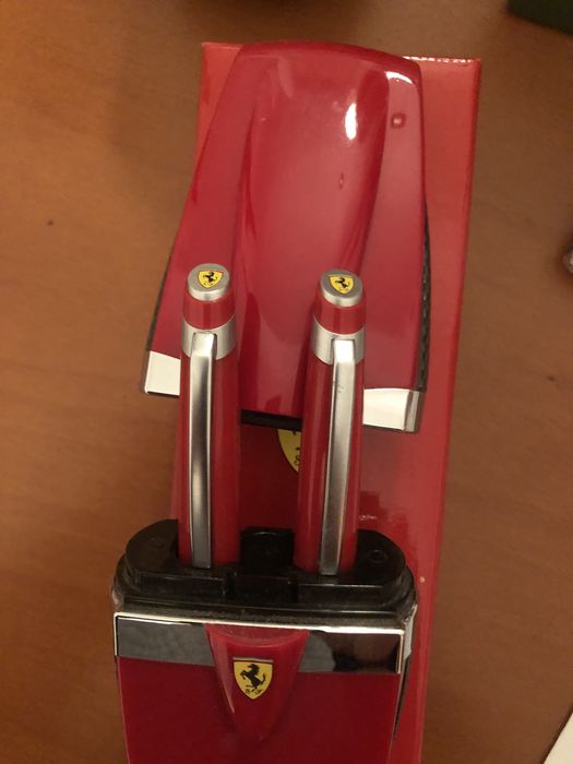 Estojo com 2 canetas oficiais Ferrari