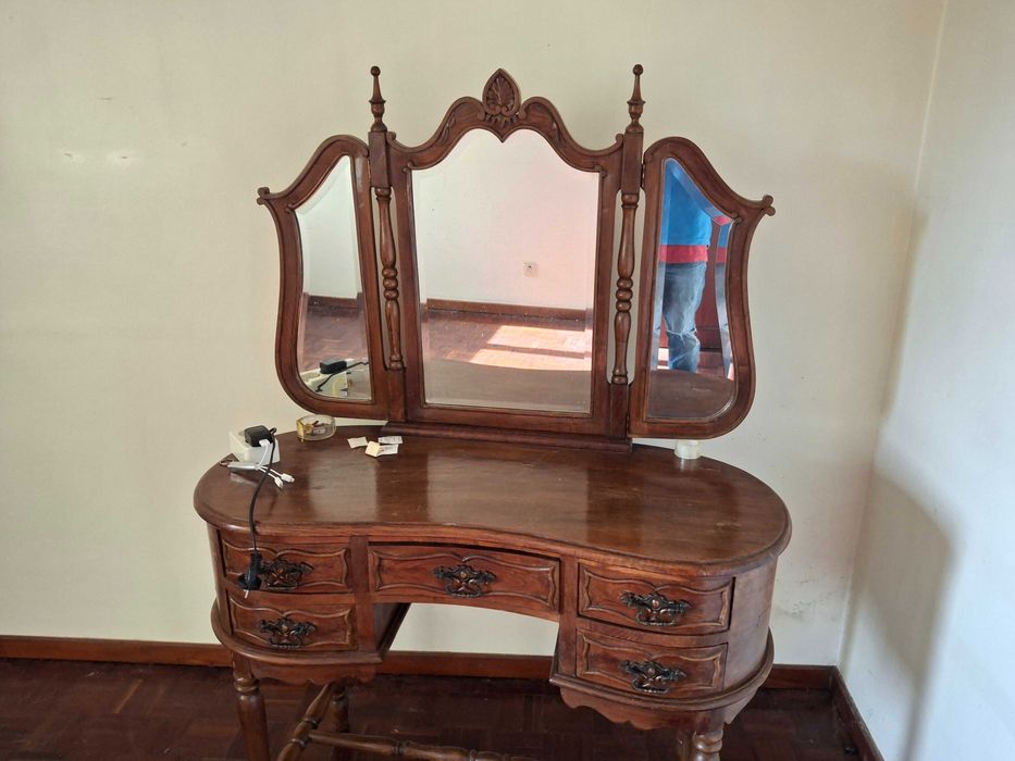 Toucador antigo em madeira com espelho formato feijão