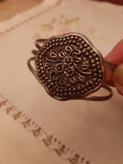 Pulseira prateada com medalhão