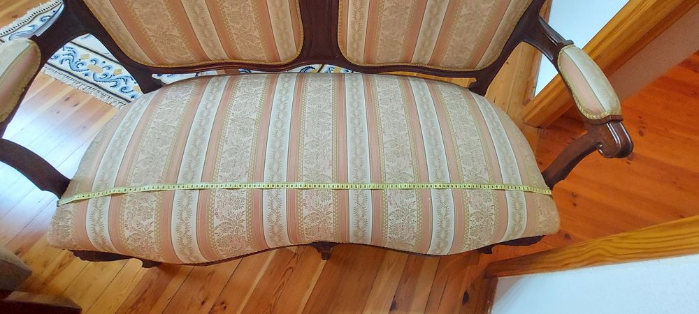 Cadeirão em tons rosa e bege