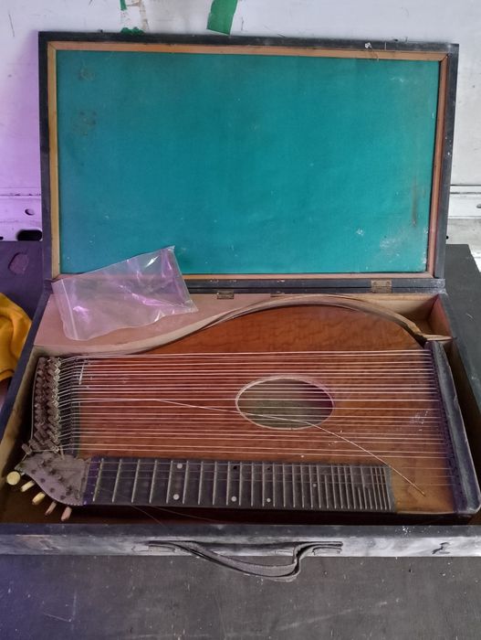 Stara cytra do renowacji