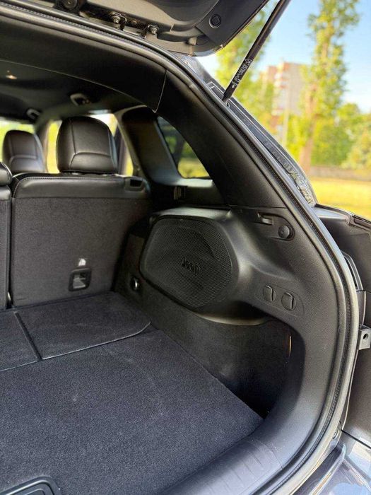 Jeep Cherokee Limited 2019 року в обвісі Overland з повним приводом