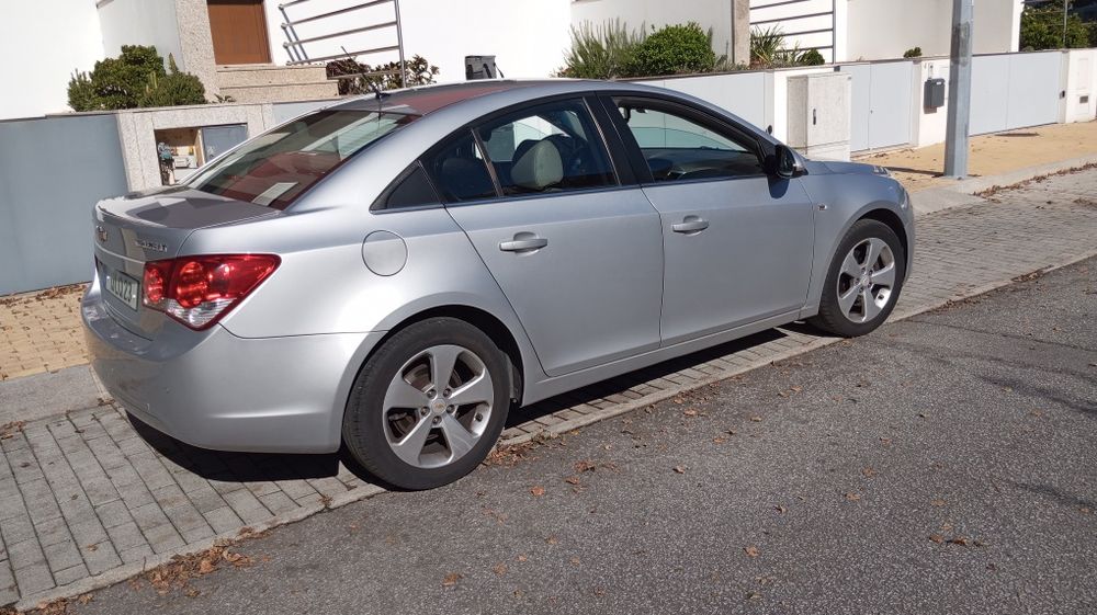 Chevrolet Cruze com caixa velocidades automáticas.