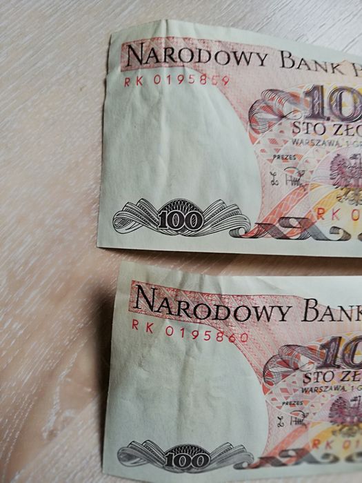 Banknoty 100,- zł z 1988 roku, kolejne numery.