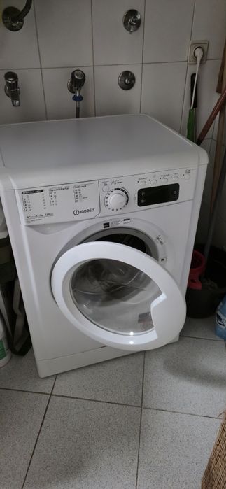 Máquina de lavar roupa Indesit.