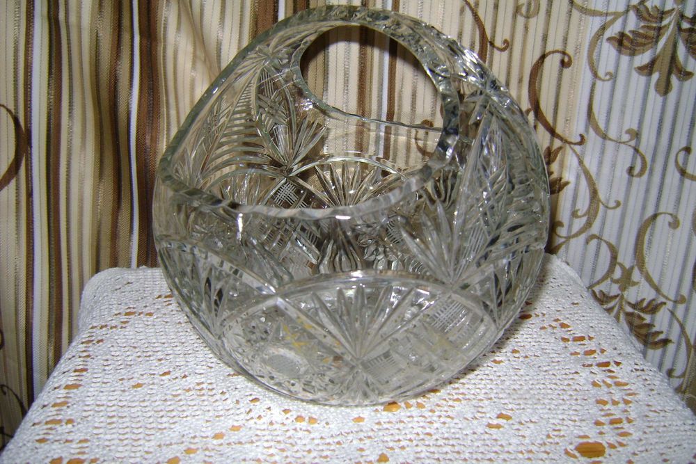 Хрустальные стаканы рюмки графин корзина  конфетница салатницы