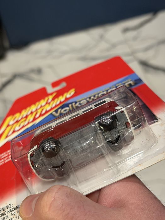 Johnny Lightning 1965 Volkswagen Samba Bus 21 Window T1 Premium VW T2