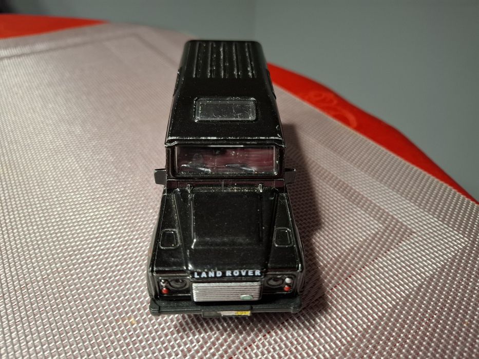 Land rover defender skala 1:31