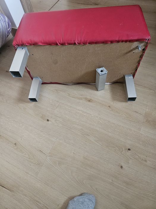 Taboret czerwony