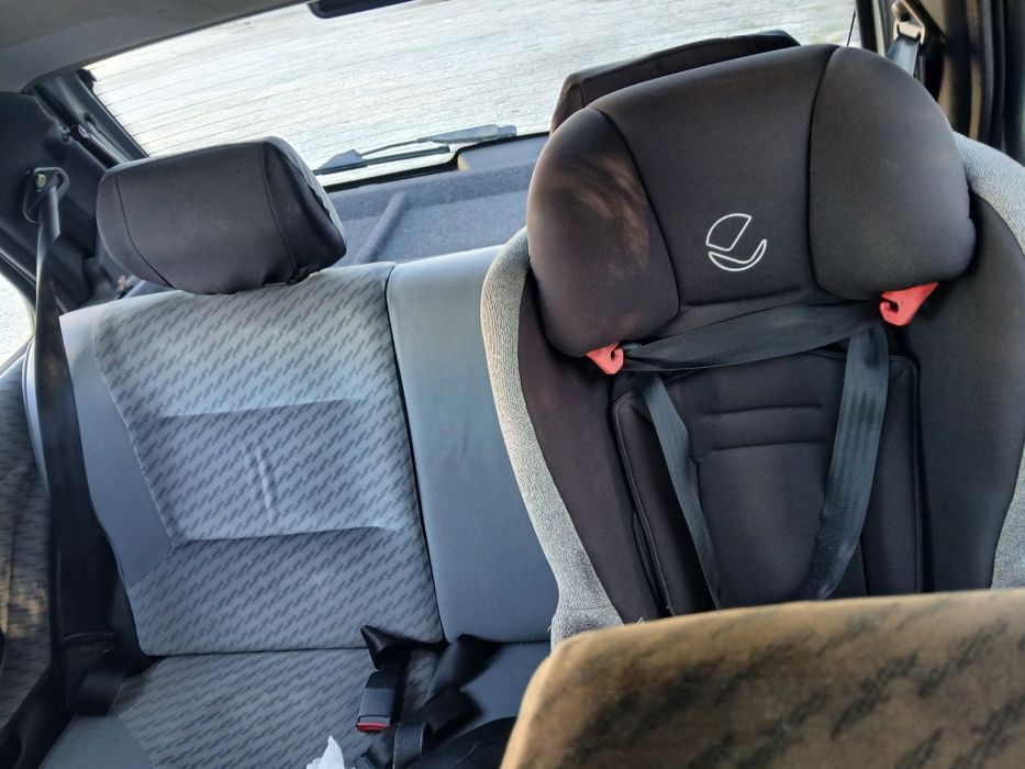 Peugeot 106 com alguns a fazer
