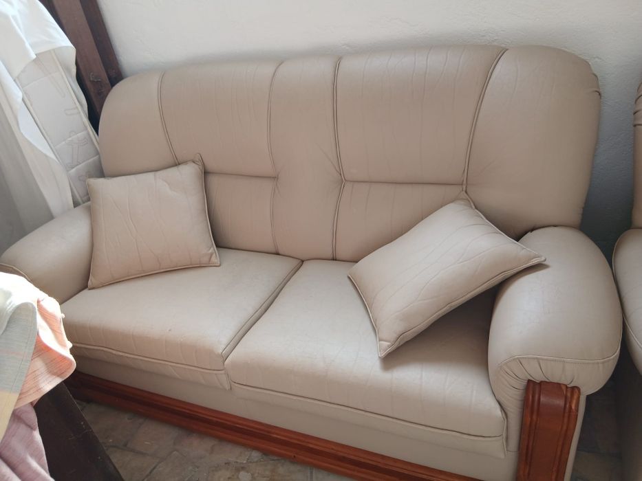 Duas poltronas e sofá em pele e madeira maciça
