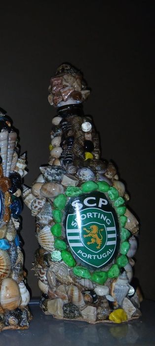 Garrafas com emblemas dos clubes futebol Sporting, Benfica e Porto
