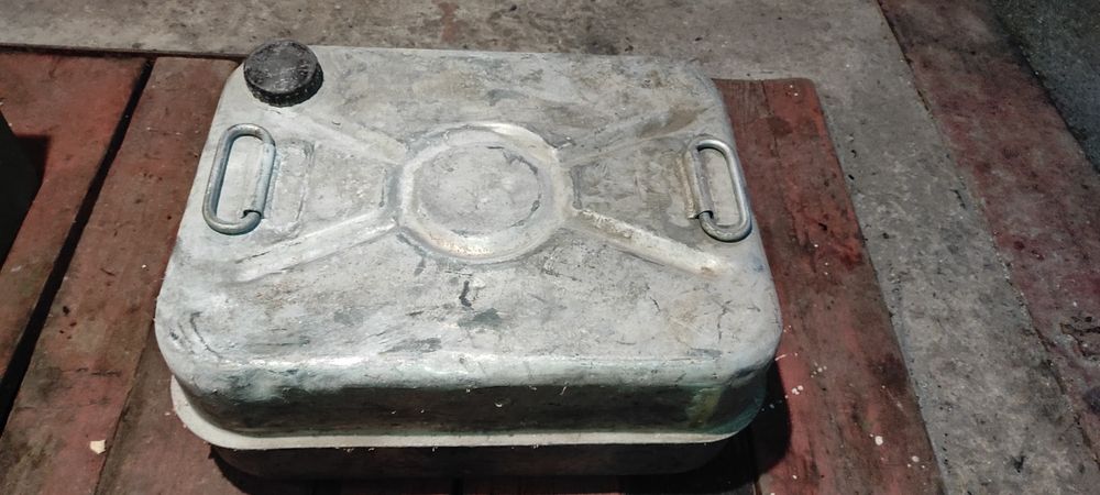 Продам канистры нерж,20л,40л