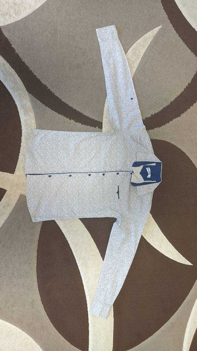 Сорочка біла для хлопчиків з довгим рукавом.