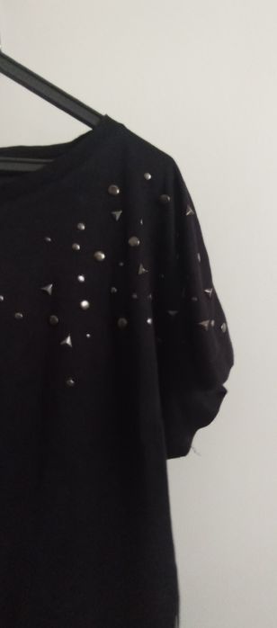 T-shirt elegante com detalhes tachss