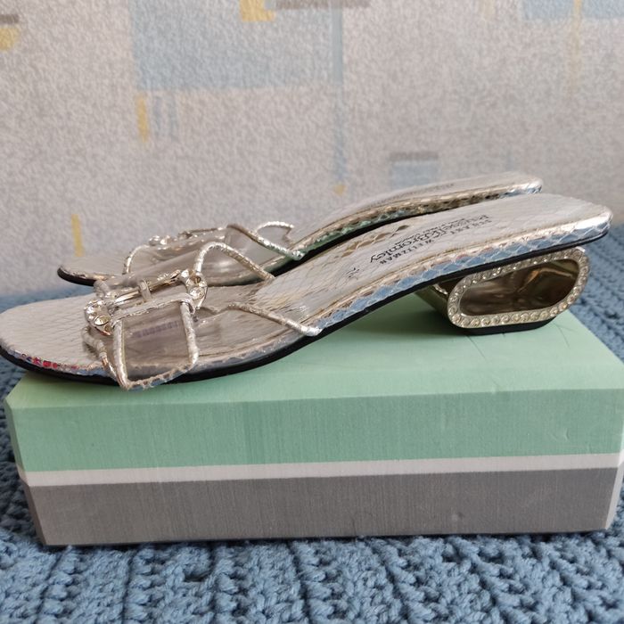 Stuart Weitzman klapki skórzane 39