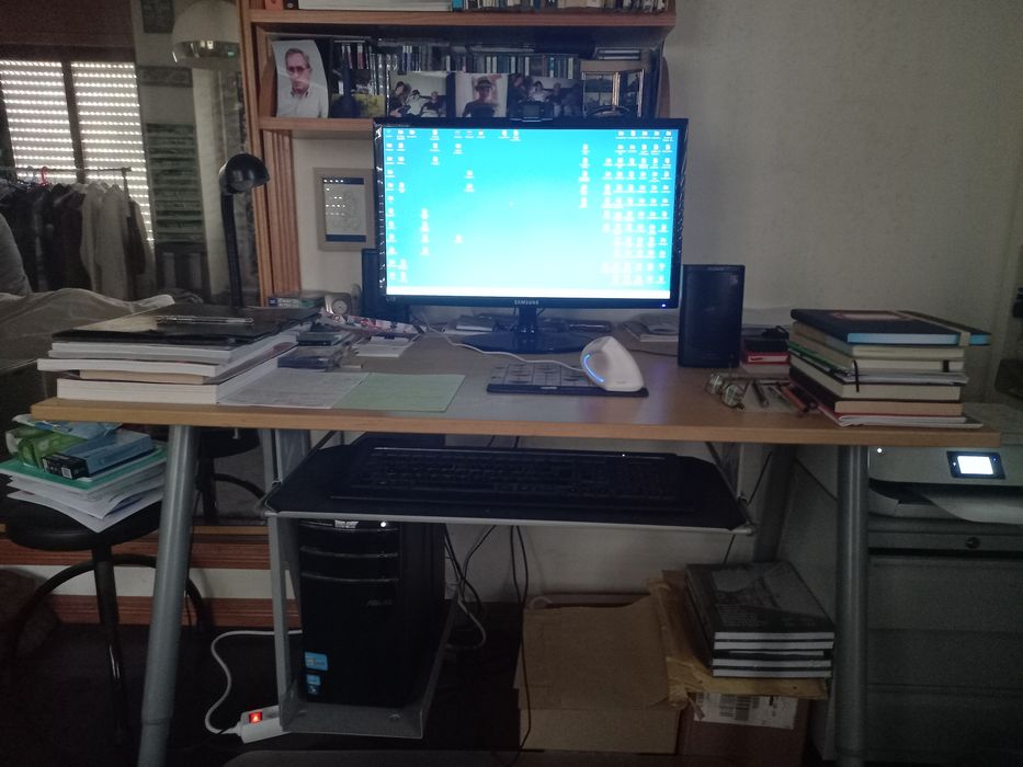Estirador em madeira, com pés metálicos.com suporte para computador