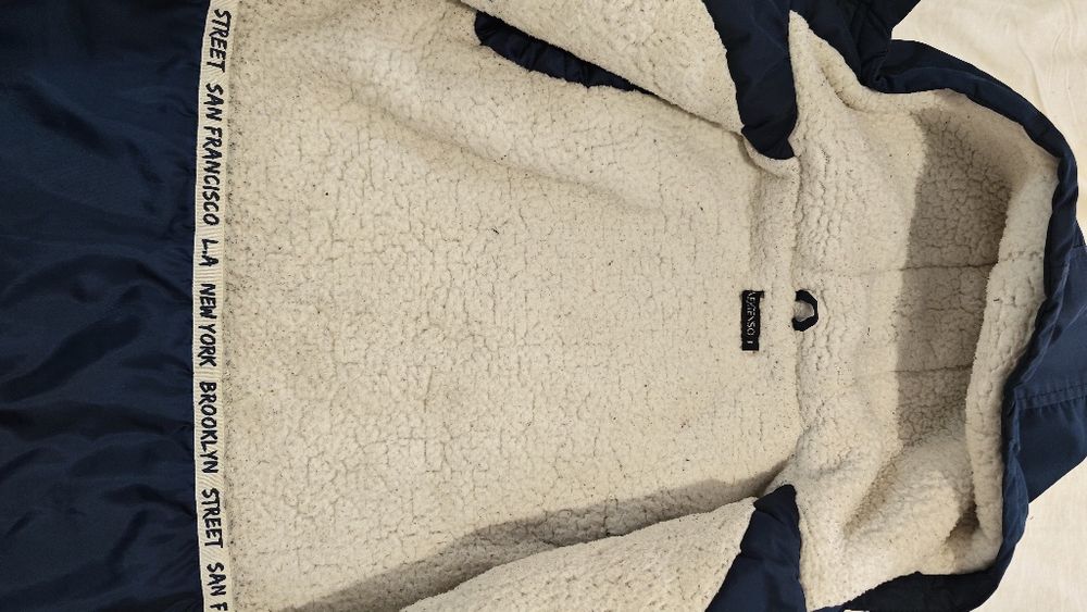 Blusão azul escuro com capuz forro pele de ovelha 8 anos