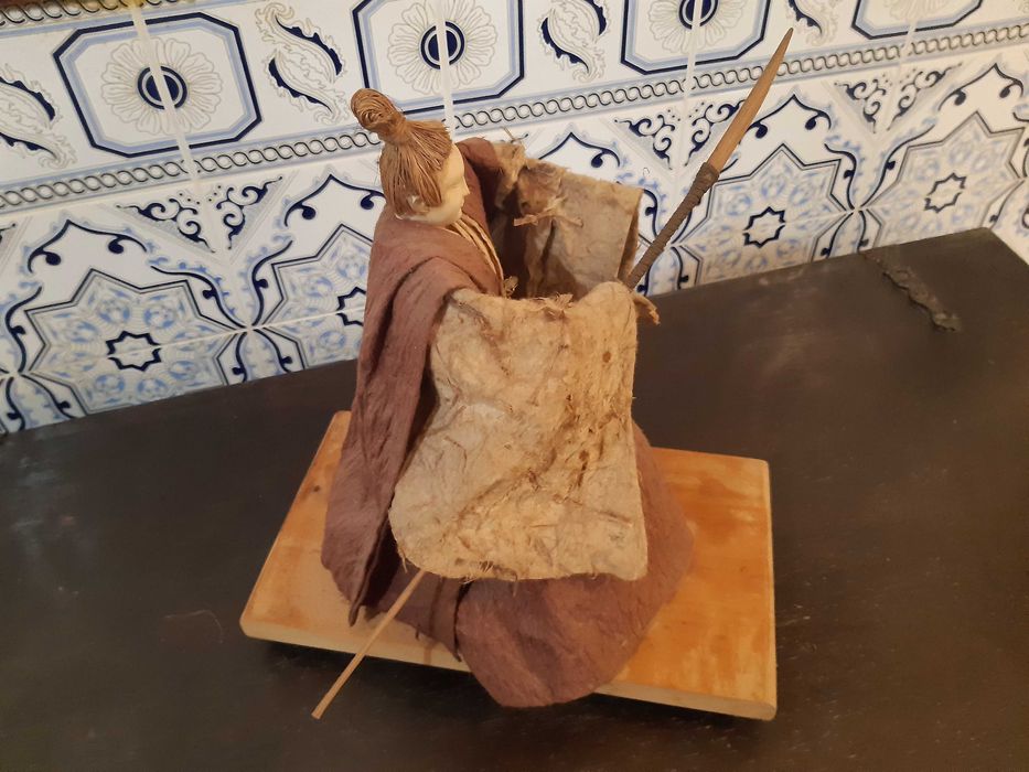Artesanato japonês, imitando senhor feudal, altura 31cm