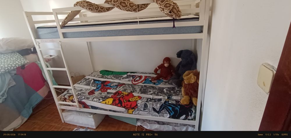 Cama beliche branca com 2 colchões praticamente nova