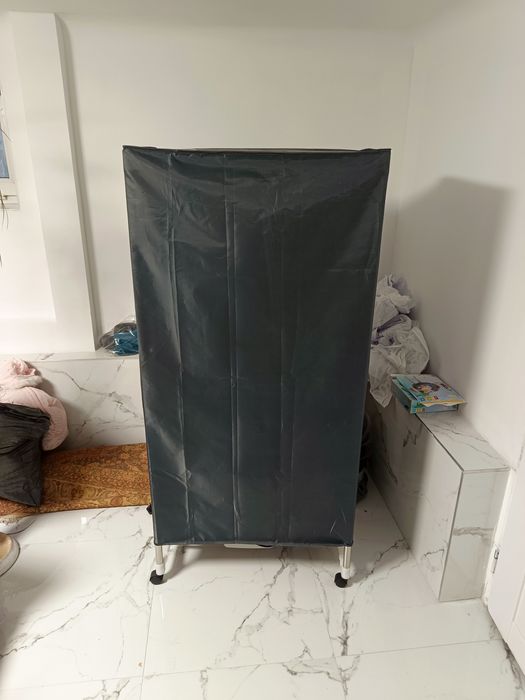 Suszarka do ubrań szafowa przenośna.