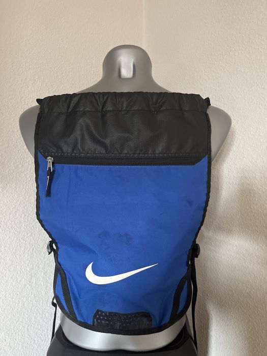 NikeBrasilia‼️ Worek niebiesko-czarny sportowy Nike Brasilia z białym logo Swoosh na froncie oraz zapinaną kieszenią z zamkiem błyskawicznym‼️