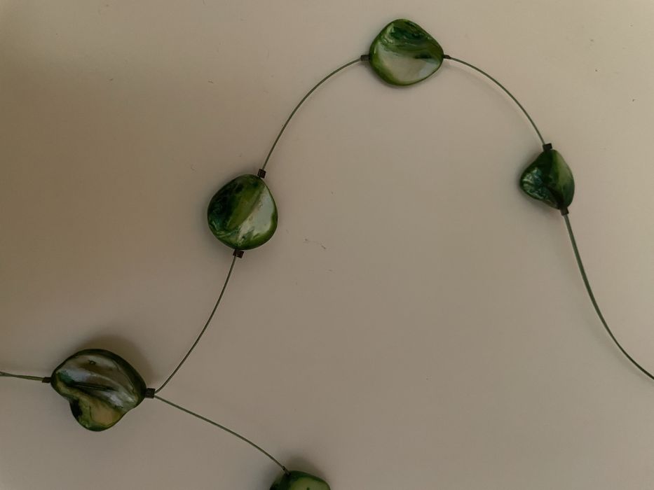 Colar em tons de verde