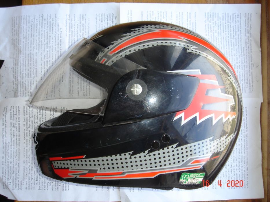 Мотошлем в комплекте с зимним  подшлемником.