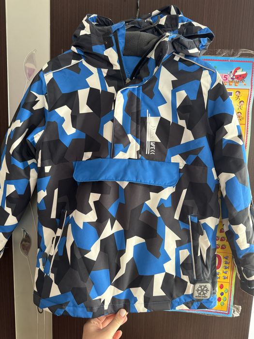 Класна демісезонна куртка на хлопчика 8-9 років