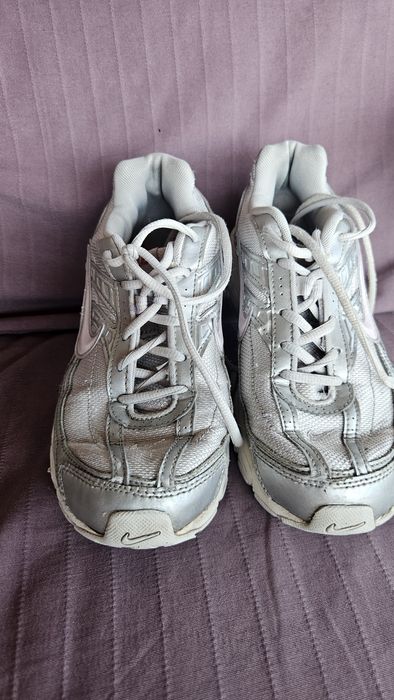 Nike inicjatorem sneakersy srebrne r.39. Paragon plus pudelko