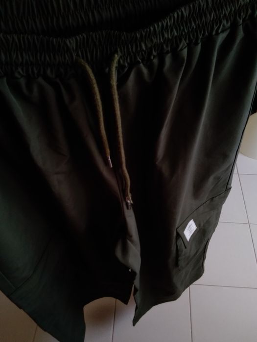 Calças desportivas com bolsos laterais tam. L verdes
