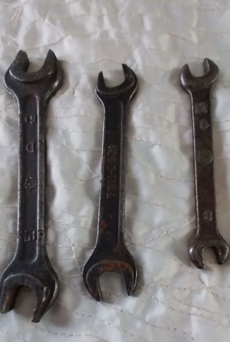 Инструменты  разные для ремонта  отвёртки  плоскогубцы  ключи рожковые