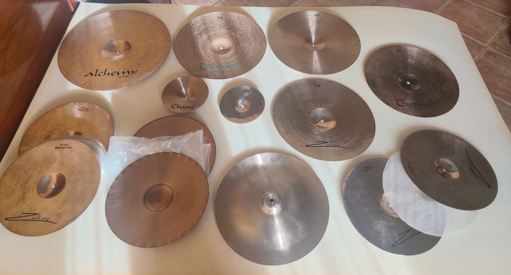 Pratos de bateria acústica