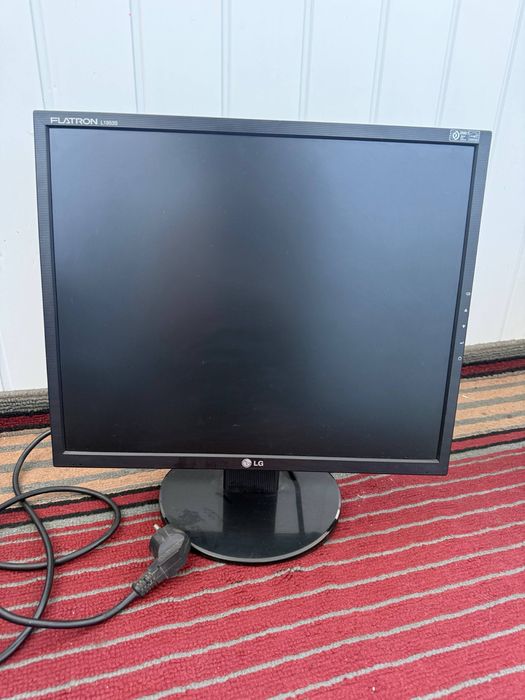 Продам стаціонарний комп’ютер із монітором LG та колонками