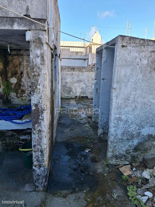 Moradia localizada na freguesia da Ribeirinha
