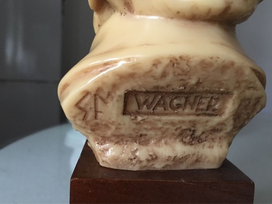 2 bustos em marfinite/serra livros